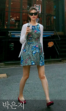 박은지, '레드 플랫슈즈'로 포인트를 준 '꽃무늬 미니 원피스룩'