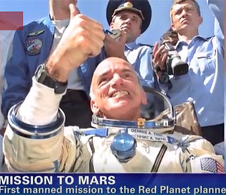 2001년 4월 28일 미국 억만장자 데니스 티토, 세계 최초 우주 관광객