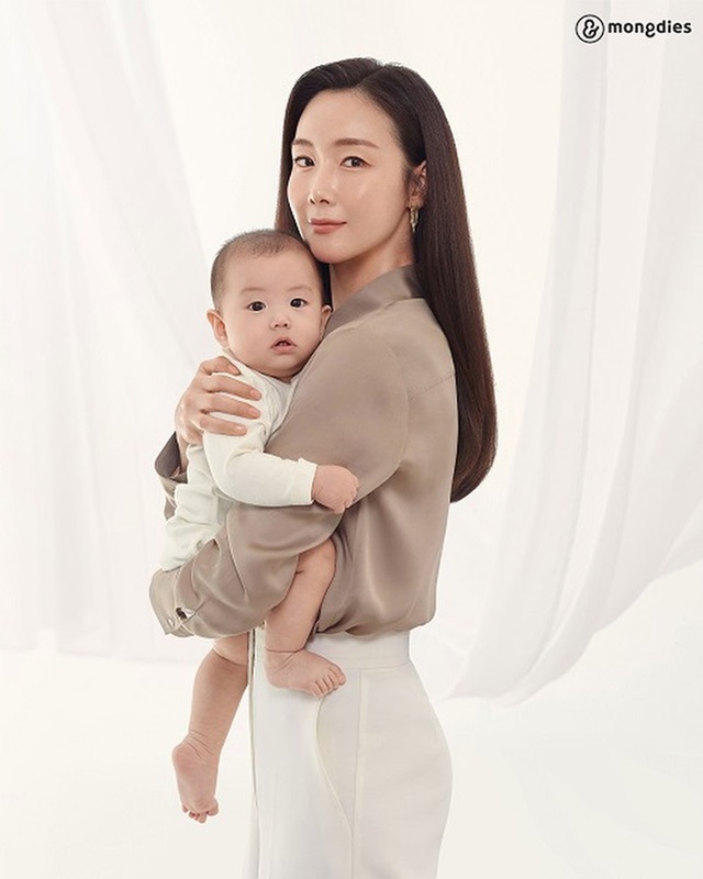 최지우, 출산 5개월 만에 광고 모델 활약…아기 안고 '엄마 미소 뿜뿜'