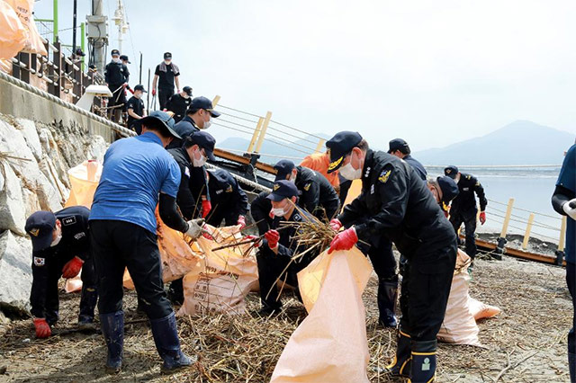 2020년 8월 18일, 해양경찰들이 인천 강화도에서 최근 집중호우로 발생한 해양 쓰레기를 수거하고 있다. / 사진출처=해양경찰청