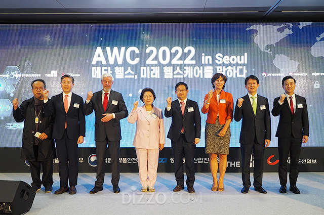 (왼쪽부터)12일 판교 메타버스허브에서 개막한 글로벌 AI 포럼 'AWC 2022 in Seoul'에 참석한 황희 카카오헬스케어 대표, 백남종 분당서울대병원장, 미하엘 라이펜슈툴 주한독일대사관 대사, 서정숙 국민의힘 의원, 허성욱 정보통신산업진흥원 원장, 요아나 도너바르트 주한네덜란드대사관 대사, 최동훈 용인세브란스병원장, 황민수 더에이아이 대표가 성공적인 개최를 축하하며 화이팅을 하고 있다. / 사진=AWC 사무국 제공