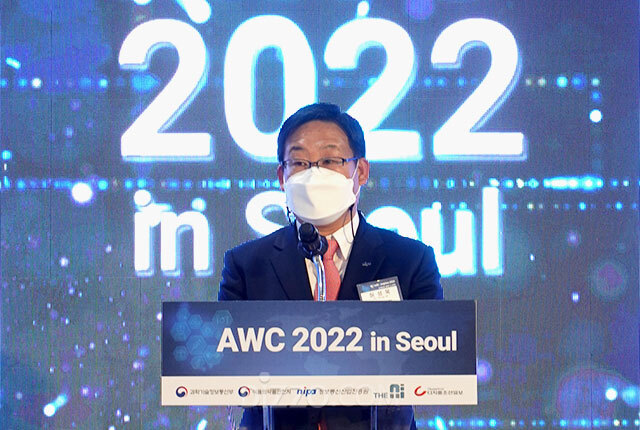 ‘AWC 2022 in Seoul’에서 개회사를 하고 있는 허성욱 정보통신산업진흥원장.