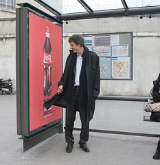 [기발한 광고 마케팅] 버스정류장 광고 (12) 옷깃을 잡는 코카콜라 광고