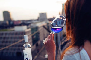 푸른 바다를 닮은 세계 최초 '블루 와인', 맛은 어떨까?