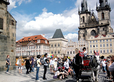 체코 최고의 관광명소 구시가 광장의 '구시청사'와 '틴성당'