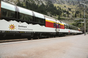 고타드 파노라마 익스프레스(Gotthard Panorama Express) 론칭.