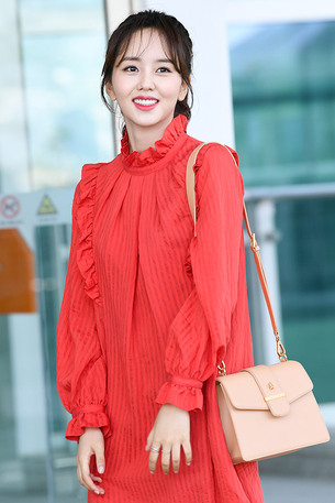 김소현, 사랑스러운 미소와 강렬한 '레드 원피스'로 공항패션 완성