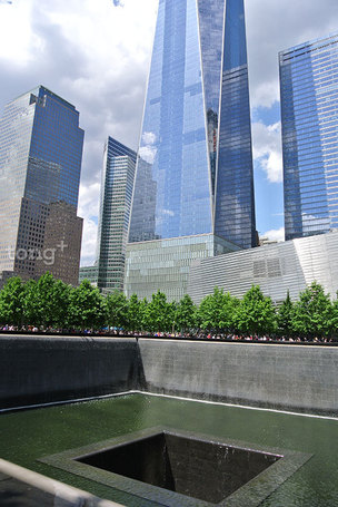 911테러 희생자를 추모하는 뉴욕의 메모리얼 파크에 있는 그라운드제로