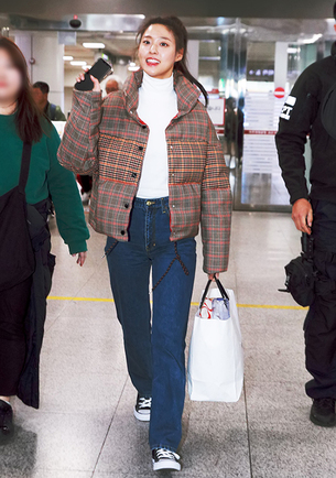 [공항패션] 설현의 발랄한 매력이 돋보이는 '체크 다운 재킷'