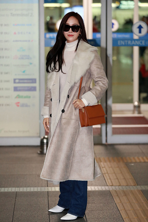 [공항패션] 시크한 겨울 패션 완성한 제시카의 '무스탕 + 스퀘어백'