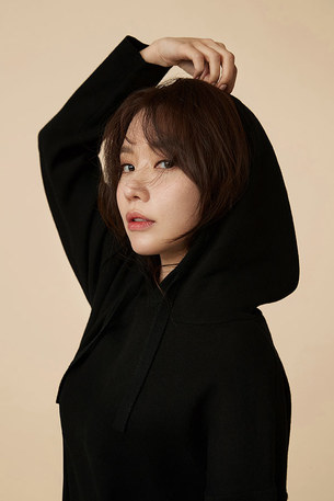 김아중, 팔색조 매력 뽐내는 '봄의 여신' 화보 공개
