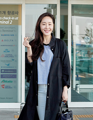 단아한 미모! 세련된 감각 뽐내며 공항패션 완성한 '엄지원'