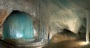 단 6개월만 개방! 세계 최대의 얼음 동굴 '아이스리젠벨트'로 떠나자