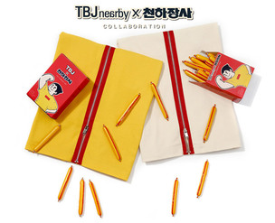 TBJ, 국민 간식 '천하장사' 소시지와 이색 콜라보&hellip; 노란 소시지 속살에 빨간 줄 두른 티셔츠