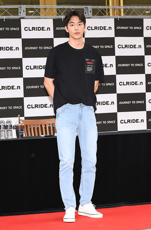 남주혁, 블랙 티셔츠와 청바지만 입고도 시선강탈! 멋진 '남친룩'