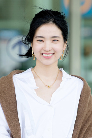김태리, 화이트 셔츠에 '목걸이+귀걸이' 포인트 공항패션