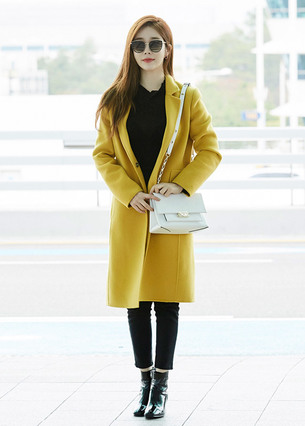 유인나 '옐로우 코트+화이트 백'으로 완성한  가을의 여신