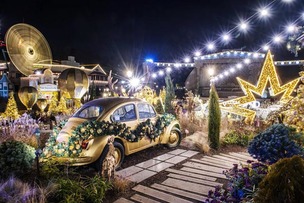 1만㎡ 정원에 황금빛 포토스팟 가득&hellip;골든 일루미네이션 왕국으로 변신한 테마파크