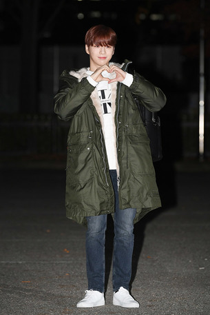 강다니엘, 퍼 다운 파카+백팩으로 감각적인 겨울 패션 스타일링