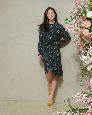 김태희, 트렌치코트&middot;재킷&middot;플라워 원피스로 전하는 우아하면서 로맨틱한 봄 패션