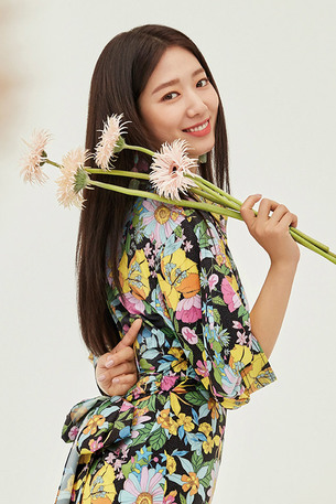 박신혜, 클래식한 블랙부터 핑크&middot;옐로 컬러로 세련된 스타일 완성