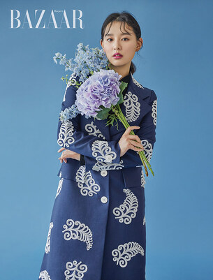 김지원, 청명한 블루 컬러에 더해진 신비로운 '요정 미모'