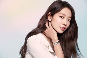 박신혜, 레인보우 컬러 다이얼 시계로 세련된 여름 룩 선보여