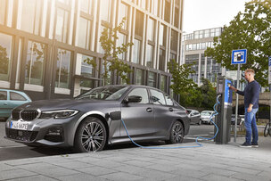 BMW 코리아, PHEV 스포츠 세단 '뉴 330e' 출시&hellip; "전기로 최대 40km까지 주행"