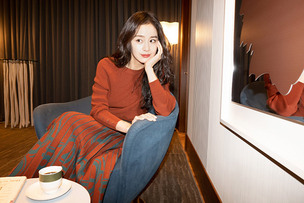 김태희, 플리츠 스커트&middot;베이지 컬러 재킷 등 우아한 가을 패션 완성