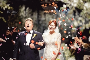 개그우먼 김선정, 행복 넘치는 웨딩 화보 공개&hellip;"사랑은 타이밍"