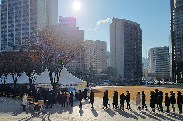 ﻿17일 오전, 서울 중구 서울광장 임시선별진료소에서 시민들이 검사 순서를 기다리고 있다.