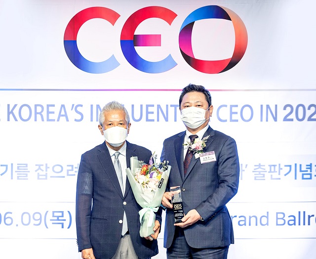'2022 한국의 영향력 있는 CEO' 행사에서 ㈜NKCL바이오그룹 신동화 회장이 수상하고 있다. 사진 제공=㈜NKCL바이오그룹