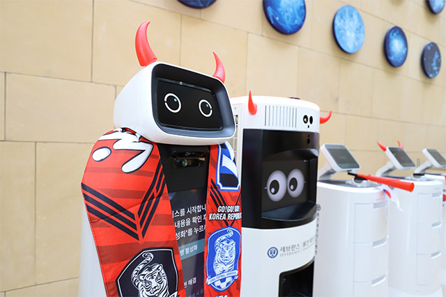 (왼쪽부터)붉은 악마로 변신한 가이드로봇과 5G 복합 방역로봇 /사진 제공=용인세브란스병원