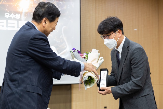 Good AI 어워드 우수상을 받은 김이랑 온코크로스 대표(오른쪽)가 상을 받고 있다.