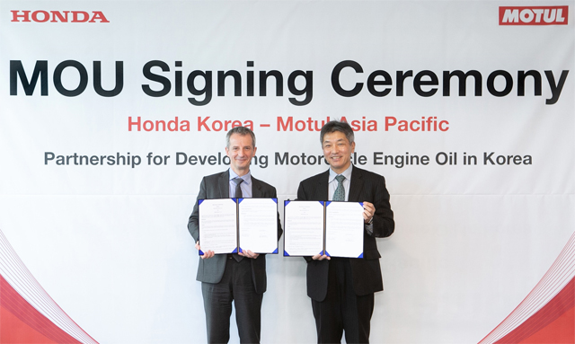 (왼쪽부터) 모튤 아시아 퍼시픽 CEO Lionel Dantiacq, 혼다코리아 모터사이클 사업부 미즈노 코이치 상무 / 혼다코리아 제공