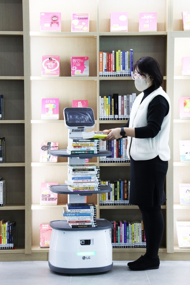 경남교육청 창원도서관에서 운영 중인 서랍형 LG 클로이 서브봇이 반납된 책들을 직원이 있는 곳까지 옮겨주고 있다. / LG전자 제공