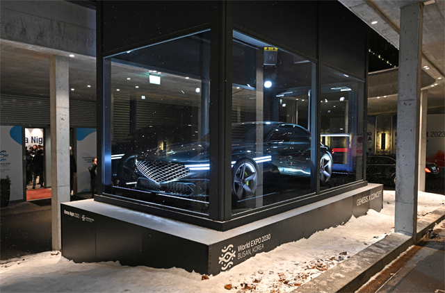 현대차그룹은 18일(현지 시간) '한국의 밤' 행사가 열린 스위스 다보스 아메론호텔에 부산세계박람회 로고가 적용된 투명 컨테이너를 설치하고 그 안에 콘셉트카 '제네시스 엑스'를 전시했다. / 현대차그룹 제공