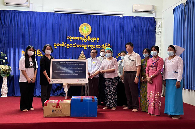 27일 미얀마 양곤스페셜병원에서 장기이식 환자들을 위한 필수 의약품을 기증받고 전달식을 가졌다. /사진 제공=라파엘나눔
