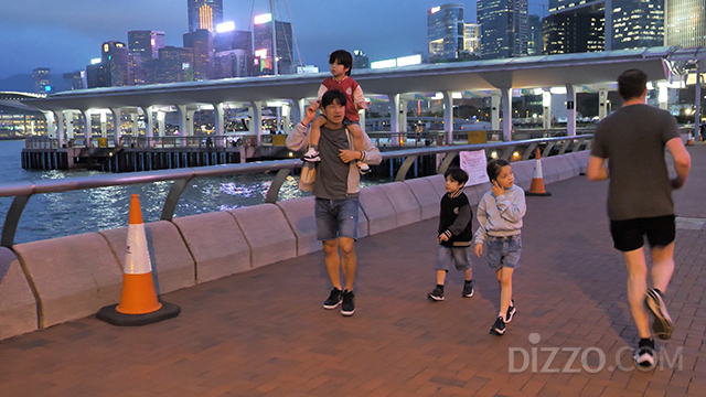 홍콩 야경을 배경으로 산책하는 찐건나블리네(사진제공=홍콩관광청)