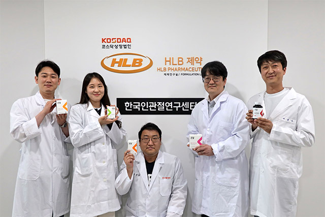 홍준기 HLB제약 한국인관절연구센터 센터장(좌에서 네번째)과 연구원들이 기념사진을 촬영하고 있다. /사진 제공=HLB제약