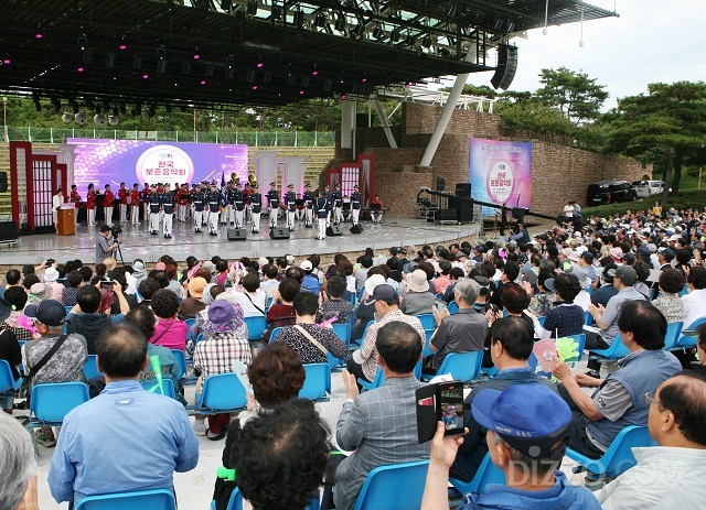 대구광역시 두류공원 코오롱야외음악당에서 지난 25일 한국나눔연맹이 국가유공자를 초청하여 '한국보훈음악회'를 개최했다./사진 제공=한국나눔연맹