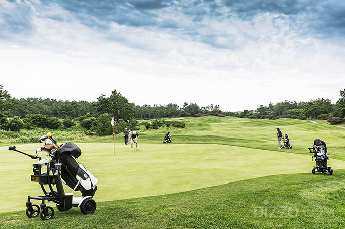 로봇 트롤리를 활용한 워킹 골프를 즐기는 골퍼들/ 사진제공=파인비치 골프링크스