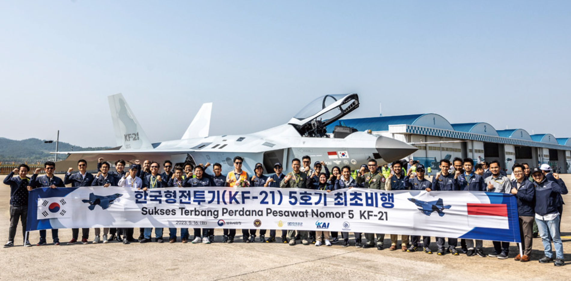 KF-21 5호기 최초비행 기념사진. 시제 5호기는 인도네시아에 인도될 시제기로 인도네시아 기술진, 연구원, 파일럿들이 기념사진 촬영에 많이 참여했다. / 사진 제공=KAI