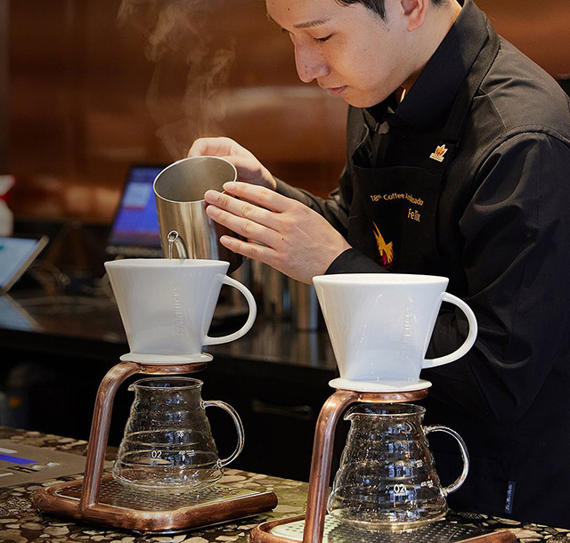 스타벅스 커피 앰버서더가 리저브 프리미엄 클래스에서 커피를 과정과 방법을 시연하고 있다. /사진=스타벅스 코리아