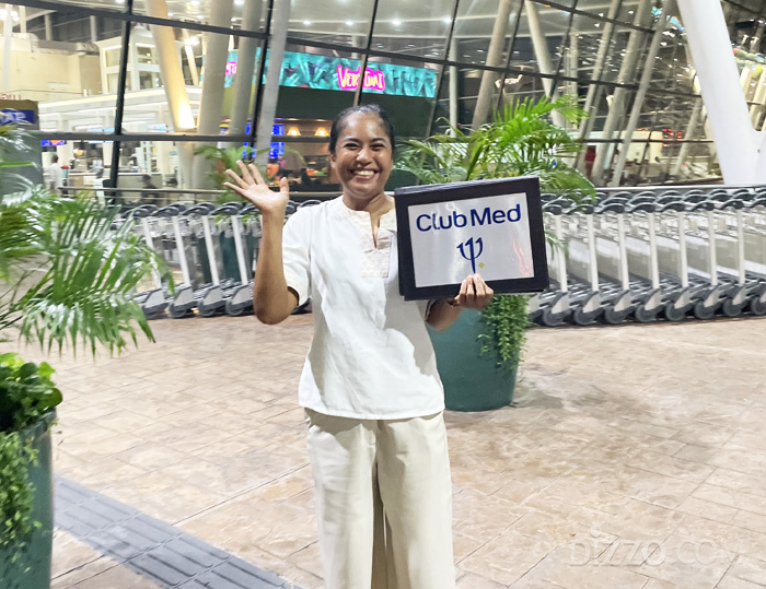 푸켓 공항에서 클럽메드 팻말을 든 리조트 직원이 손님 맞이를 하고 있다.