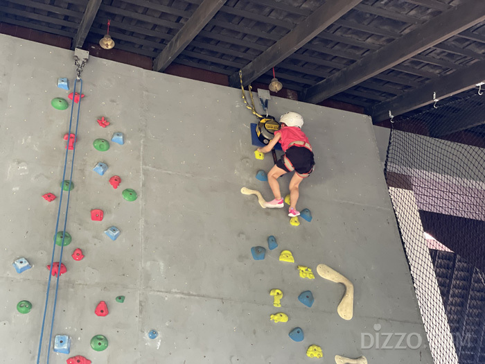 클럽메드의 액티비티 '클라이밍'을 즐기고 있는 어린이 투숙객