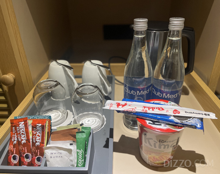 객실에는 김치 컵라면과 오레오가 준비되어 있어 있다.