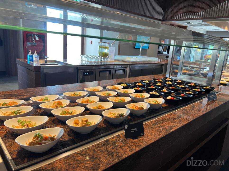 클럽메드 푸켓의 메인 레스토랑에서 제공하는 음식들 