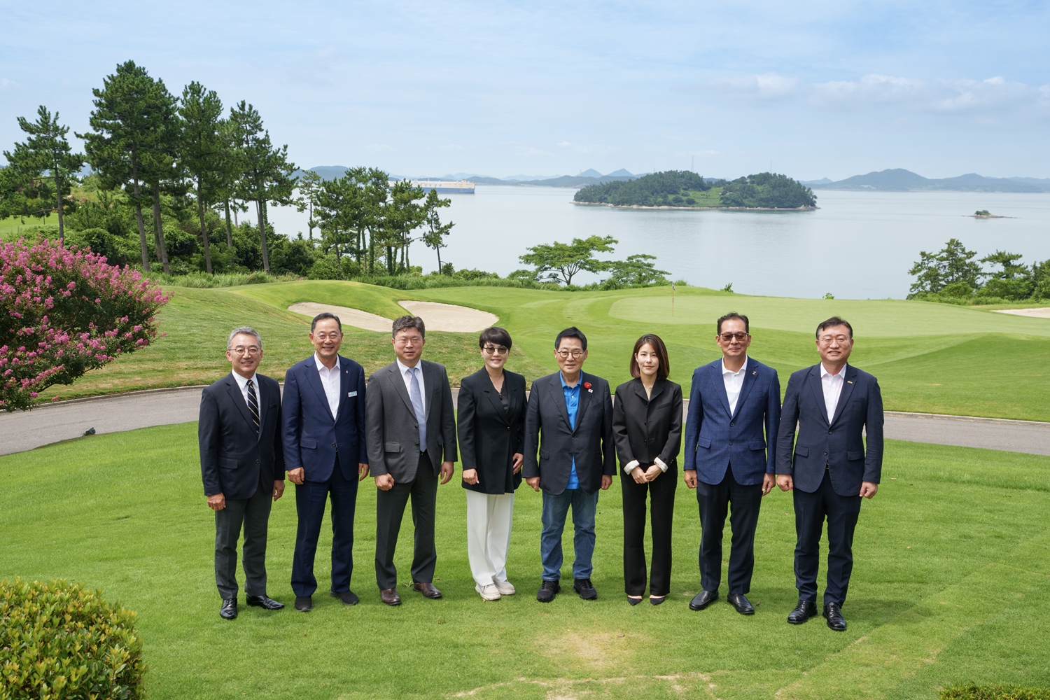 (왼쪽부터) 파인비치 허명호 대표, 해남군 명현관 군수, BMW 코리아 고흥범 본부장, BMW 코리아 주양예 본부장, 더불어민주당 박지원 국회의원, LPGA 아시아 서윤정 이사, 보성그룹 고형권 부회장, 전라남도 명창환 행정부지사 / BMW 코리아 제공