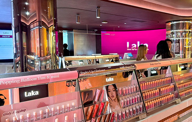 매장 1층과 2층은 다양한 컬러와 종류의 립부터 스킨케어 등 다양한 제품들이 진열되어 있다./사진=김경희